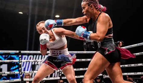 2 người đẹp bikini so găng căng thẳng trận Boxing tay trần kết quả ngỡ