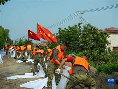 风雨中党旗高高飘扬解放军和武警部队广大党员奋战防汛抗洪救灾一线见闻 新华网