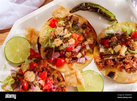 Longaniza Mexicana Salchichas Y Bistec Tacos Campechanos Con Chicharron