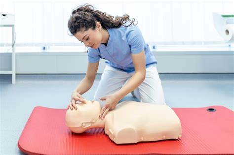 Mulher Praticando T Cnica De Rcp Em Manequim Durante O Treinamento De