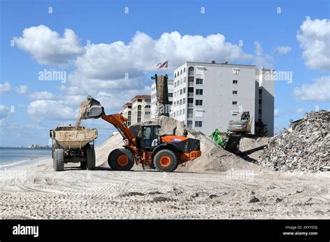 Bonita Springs Fl Usa November 4 2022 Crews Work To Cleanup Sand