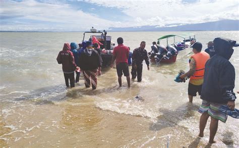 Kapal Bocor Di Perairan Pulau Mandais Tim Sar Evakuasi Para Nakes