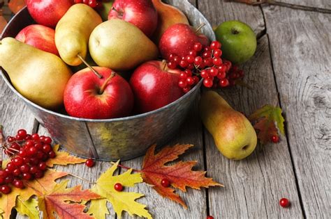 Várias frutas sorveira maçãs peras em uma velha bacia de metal e