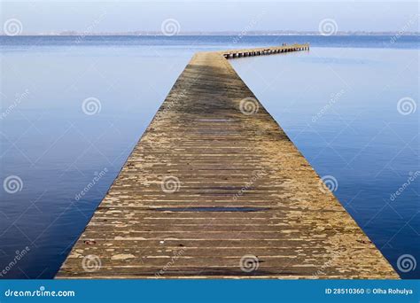 Embarcadero De Madera Largo En El Lago Foto De Archivo Imagen De