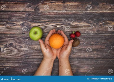 La Mano Y Frutas Y Verduras Vegetariano Y Comida Sana Del Hombre