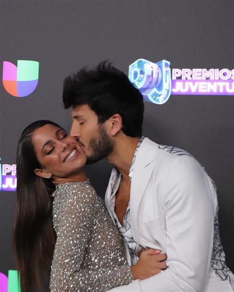 Tini Stoessel Y Sebastian Yatra Besos Y Piropos En Los Premios