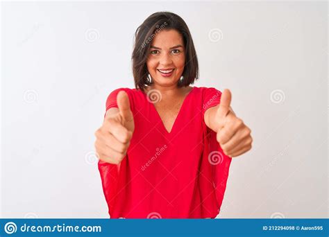 Joven Hermosa Mujer Con Camiseta Roja De Pie Sobre Fondo Blanco Aislado