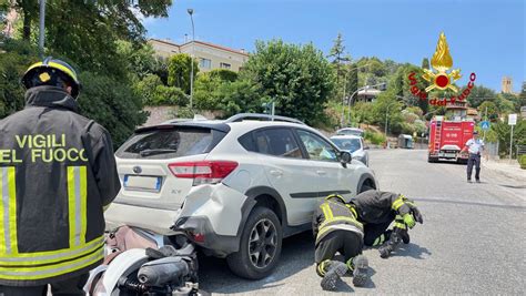 Macerata Incidente Stradale A Recanati Coinvolti Scooter E Auto A