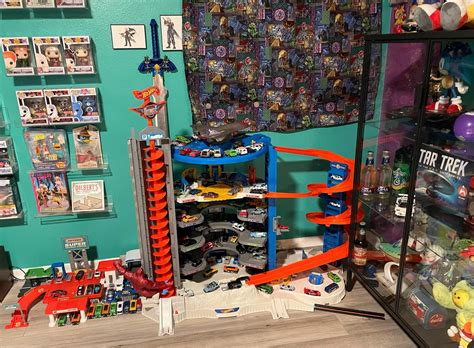 Biggest Hot Wheels Super Ultimate Garage Playset With Off