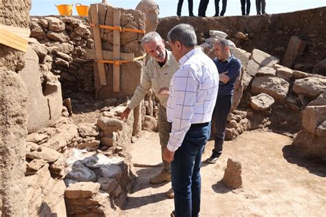 Şanlıurfa Valisi Göbeklitepe ve Karahantepe de yeni bulunan heykelleri