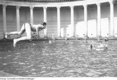 Sommer In Dresden Blumen Kinder Im Schwimmbecken Des Pionierpalastes