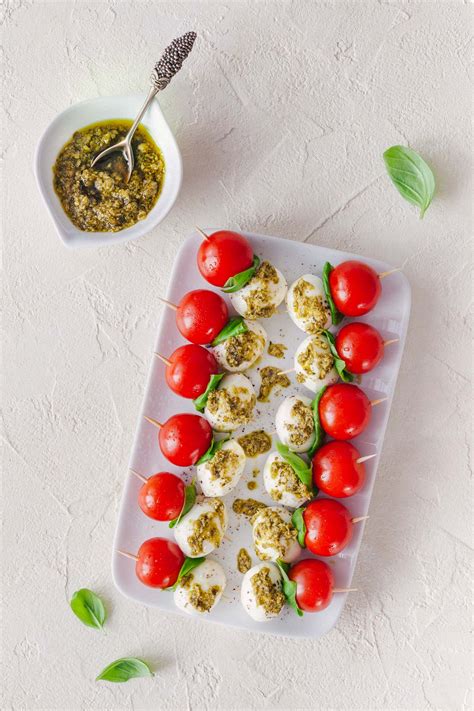 Tomaten Mozzarella Spieße mit Pesto