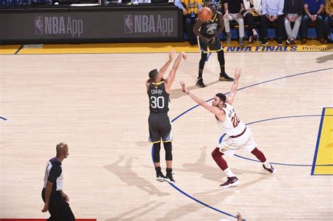 NBA Curry rompió récord y Golden State tomó ventaja de 2 0 en la final