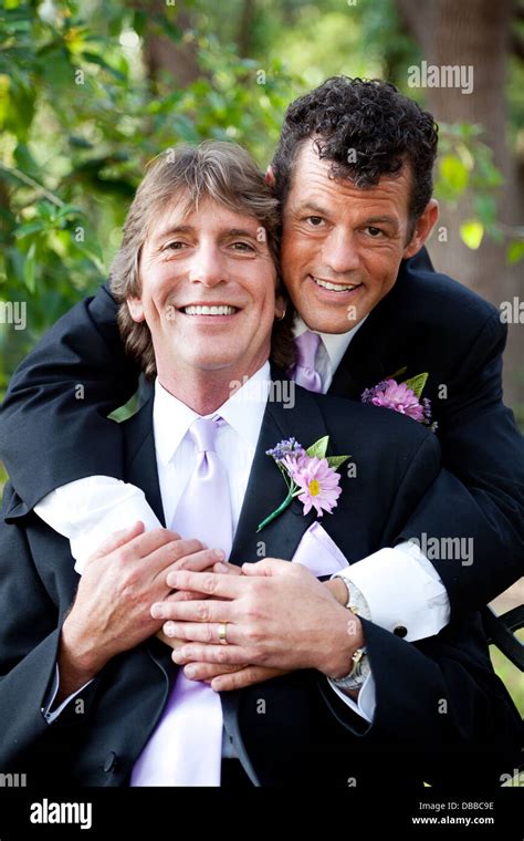 Beau Couple Gay Dans L Amour Posant Pour Un Portrait De Mariage En Plein Air Banque D Images