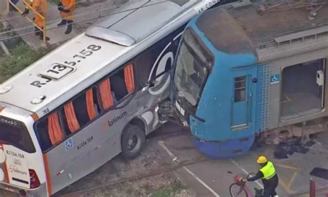 Vídeo mostra momento em que trem bate em ônibus lotado as imagens são