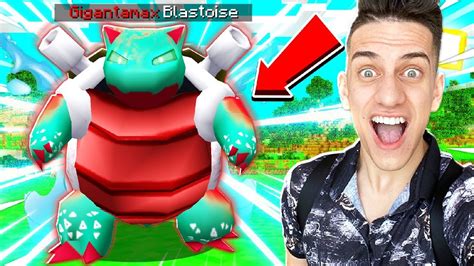 CATCHING NEW GIGANTAMAX POKEMON In MINECRAFT PokeTown Pixelmon Server