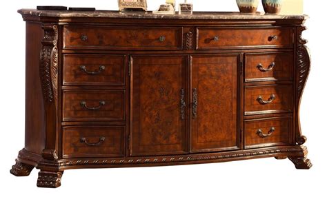 Meridian Luxor 8 Drawer Dresser In Cherry