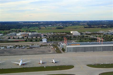 Luftbild München Flughafen Wartungshalle und geparkte