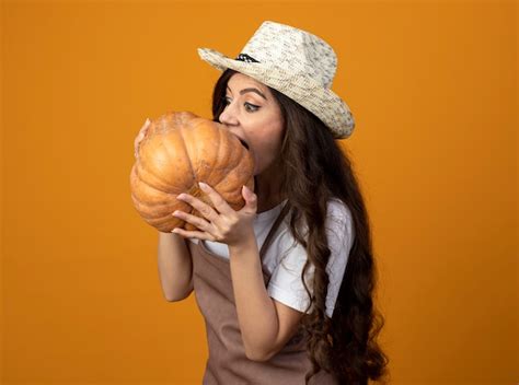 Jardinero Femenino Joven Impresionado En Uniforme Con Sombrero De