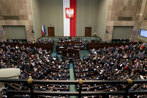 SONDAŻ Rośnie poparcie dla PiS i KO