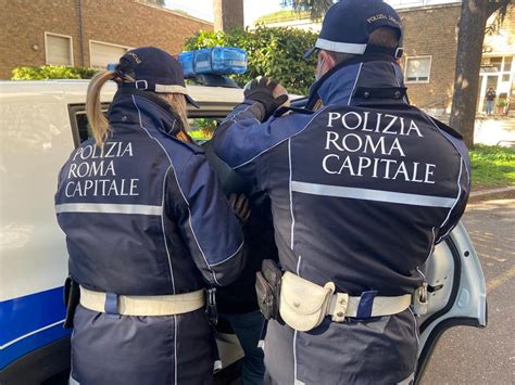 Roma Entra In Casa Armato Di Coltelli E Sorprende Una 17enne Lei Lo