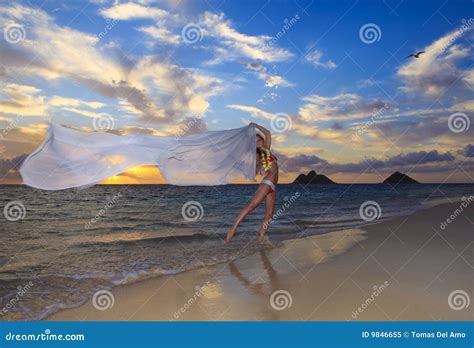 Donna In Un Bikini Che Cammina Sulla Spiaggia Immagine Stock Immagine