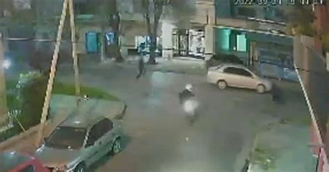 Video Viral Momento Exacto En Que Le Roban A Una Mujer Y Un Hombre Atropella Al Ladrón Con Su