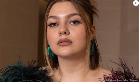 Louane dévoile sa nouvelle couleur de cheveux et ne lâche pas la