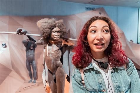 22 De Julio De 2022 Museo Neanderthal Alemania Graciosa Y Moderna Chica