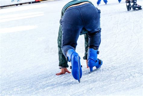 Aprendendo A Patinagem No Gelo Imagem De Stock Imagem De Inverno