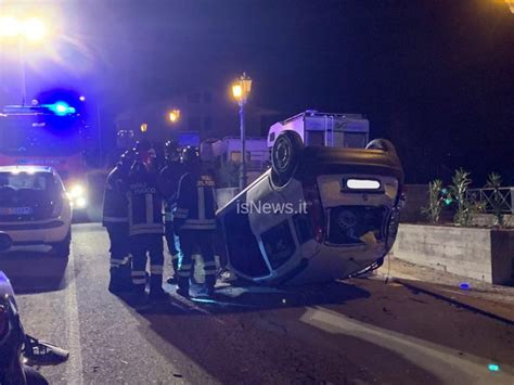 Paura A Isernia Auto Si Ribalta In Pieno Centro Conducente In