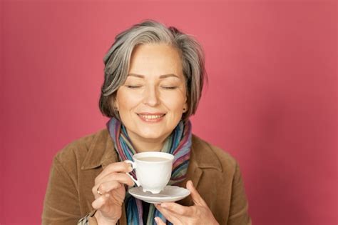 Charmante Femme Mature Jouit D une Tasse De Café En Fermant Les Yeux Heureuse Dame Aux Cheveux