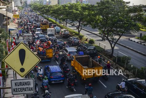 Penyekatan Hari Terakhir PPKM Level 4 Kendaraan Mengular Republika