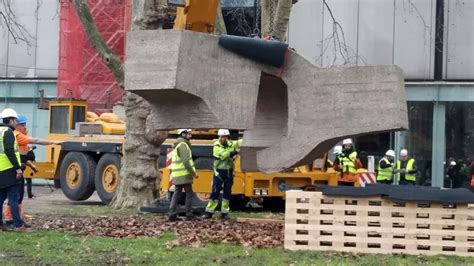 El Bellas Artes De Bilbao Traslada La Escultura De Chillida Al Museo