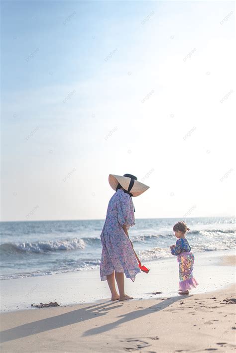 Background Foto Ibu Dan Anak Di Pantai Di Sore Hari Dan Gambar Untuk