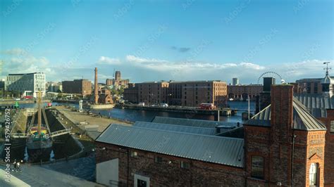 Fotka Liverpool Uk The Royal Albert Dock Complex Of Dock Buildings