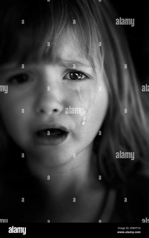 Retrato de una niña llorando con lágrimas rodando por ella mejillas