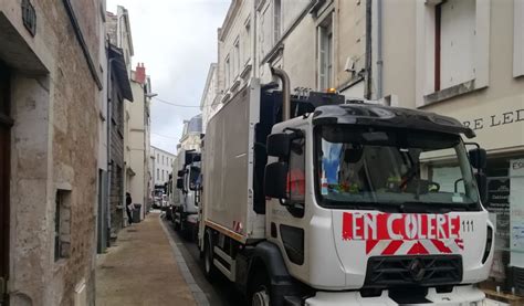 Niort les agents de collecte des ordures ménagères se font entendre à