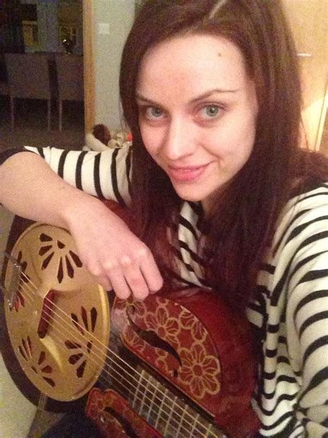 AMY MACDONALD FANPAGE - Amy Macdonald - Guitar painted by D-Lucks