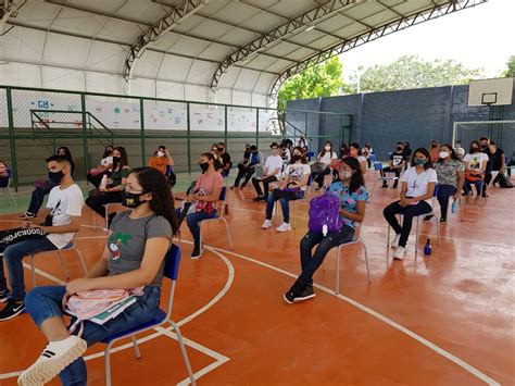 Alunos Estudam Em Quadra E T M Intervalos Separados Na Abertura Do Ano