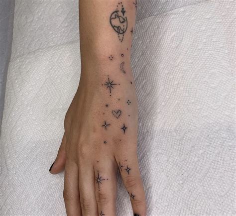 Hand And Finger Tattoos Pretty Hand Tattoos Hand Tattoos For Girls