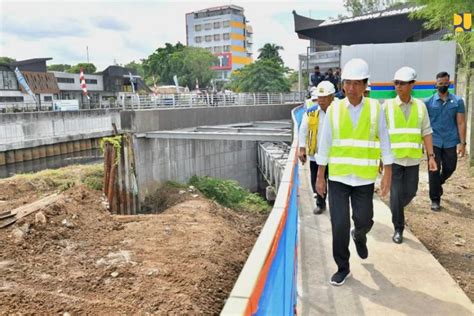 Foto Jokowi Minta Normalisasi Sungai Ciliwung Beres Akhir