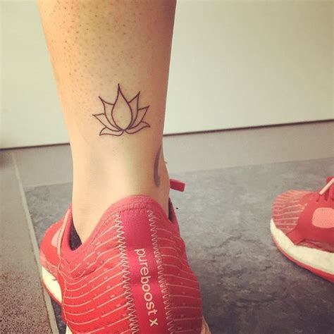 Lotus Tattoo On Leg Blurmark