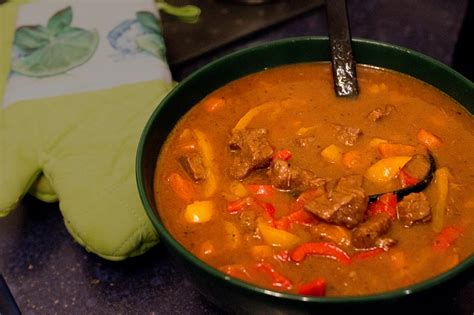 Pörkölt Ungarisches Gulasch mit Paprika