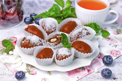 Конфеты Финики в шоколаде с миндалем рецепт с фото пошагово - 1000.menu