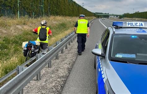 Letni Rowerzysta Na Drodze Szybkiego Ruchu W Dzkiem Jecha Z