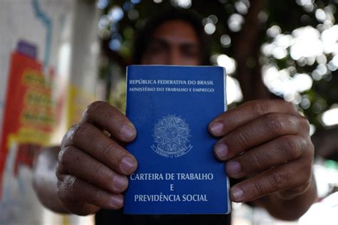 Brasil cria 195 mil empregos carteira assinada em março diz Caged