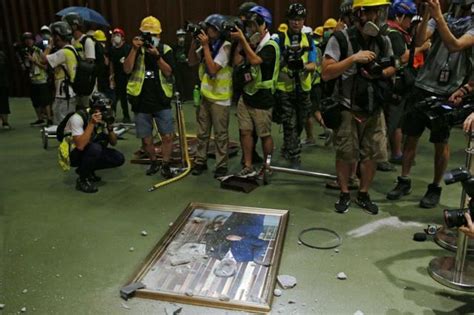 香港七一反逃犯条例抗议：占领立法会行动遭催泪弹清场，特首林郑谴责“极端暴力” Bbc News 中文