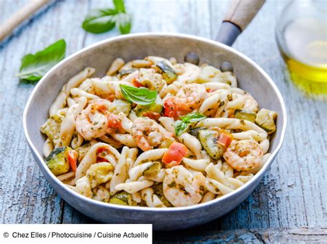 Poêlée de pâtes aux crevettes courgettes tomates et basilic facile