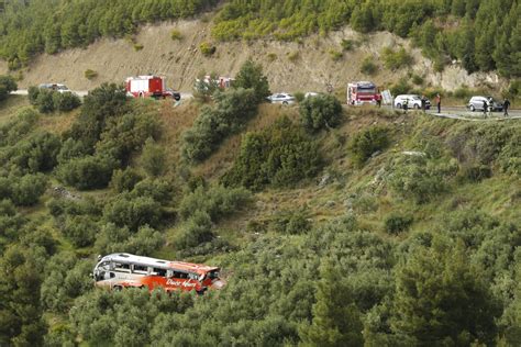 Jutarnji list Teška prometna nesreća Autobus sletio u provaliju kod